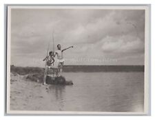 2 Männer im Lendenschurz am Mittellandkanal in Freibeuterpose Altes Foto 1930er