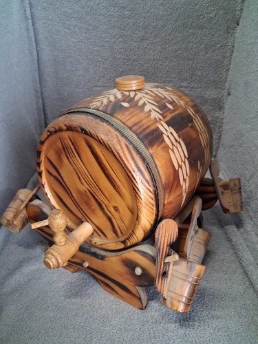 Holzfass mit krügen deko alt - holzfass,