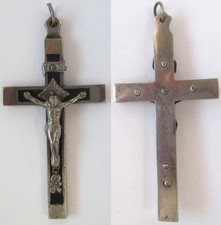 altes religiöses Brustkreuz