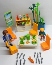 Familie im Esszimmer +