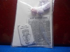 EIN KLEINES STRICKSTÜCK FÜR EINE PUPPENSTUBE MIT ZEITUNG UND KLEIDMUSTER