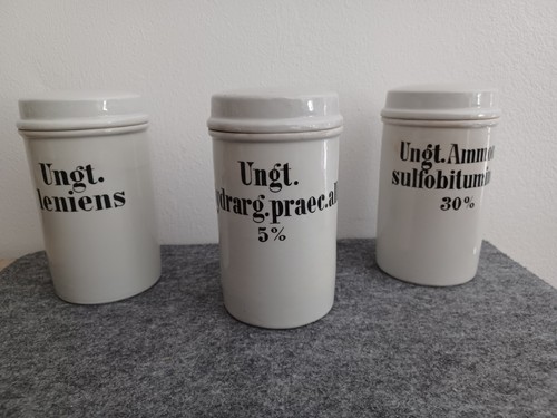 Alte apothekergefäße mit - 3,