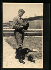 Foto-AK Soldat des Heeres in Uniform beim Schuheputzen 