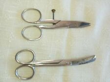 1 Knopflochschere und 1 Stoffschere lt. Abbildung