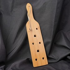 Holz Spanking Paddel Gravierte Herzen Flogger Peitsche mit Knoten 33cm X 7cm DE