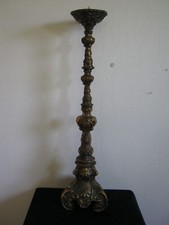 Imposanter Kerzenständer im