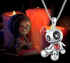Voodoo Puppe Kette Anhänger – Gothic Style mit rotem Herz & Nadel – Silberfarben