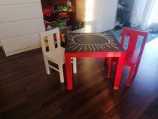 Maltisch mit Stühlen