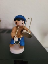 Ulmik - Wintermusiker mit Posaune • farbig gebeizt - Höhe ca. 7 cm