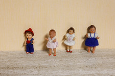 Vier Püppchen Puppen für