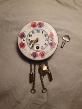 Wunderschöne Wintermantel Miniatur-Wanduhr Puppenstube – funktionstüchtig