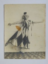 Tänzerin im Rautenkleid um