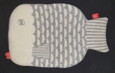 WÄRMFLASCHE FINN FISCH BEZUG HÜLLE AUS 100% LAMMWOLLE VON DONNA WILSON