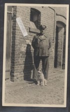 Berlin Berliner Typ mit Hund Terrier  vor Haus alte Fotokarte