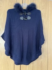 Edles Damen Strick-Poncho One Size Kapuze mit Fell | Dufflecoat Knebelverschluss