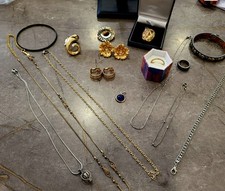 Schmuckkonvolut auf Omas Schatulle Modeschmuck ungeprüft