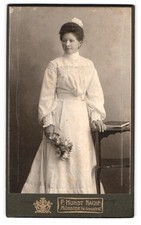 Fotografie F. Hundt, Münster i /W., Kreuzstrasse 42, Portrait junge Dame im wei 
