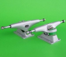 ►2x Skateboard Trucks