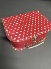Alter roter Puppenkoffer