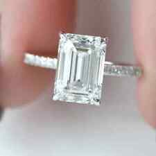 2,89 kt Smaragd Moissanit versteckter Halo Verlobungsring in 14 K Weißgold plattiert