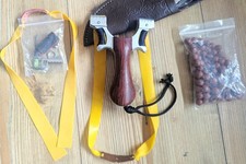 Neue hochwertige Steinschleuder mit Ersatzgummi und Kugeln – Komplettset!