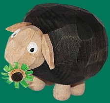 Schaf Gustav mit Blume