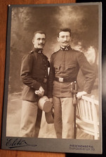 2 stehende Soldaten mit Bart in Uniform - Säbel / KAB Atelier Elite Reichenberg