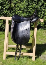 Hennig Dressursattel, Kammer mittelbreit (32), 17 Zoll