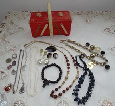 Konvolut alter Schmuck teils Silber in altem Nähkästchen als Schmuckschatulle