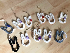 11 Osterhasen natur grau