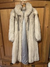 Langer Pelzmantel