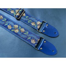 Bestickter saphirblauer