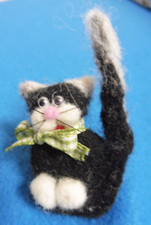 ?Schwarze Katze Kater? weiße Pfoten Filz gefilzt Handarbeit Brosche?Ostern