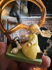 Flade Miniatur Mädchen mit