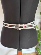 weißer Ledergürtel bestickt