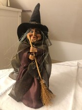 kleine zauberhafte Hexe mit eleganter Kleidung, stehend ca 26 cm gross