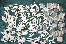 Konvolut Margarine Figuren, verschiedener Hersteller, 79 Tiere und 33 Zäune