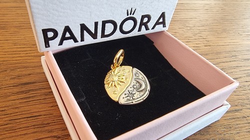 Pandora charm medallion - me,