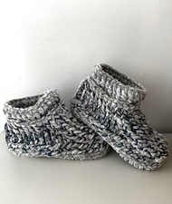 HANDARBEIT      gehäkelte    Hüttenschuhe mit Filzsohle    Gr. 40/41   