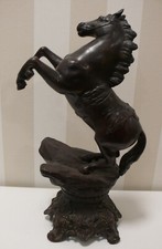 Pferd steigend 48 cm groß, schön und detaiert auf barockem Sockel