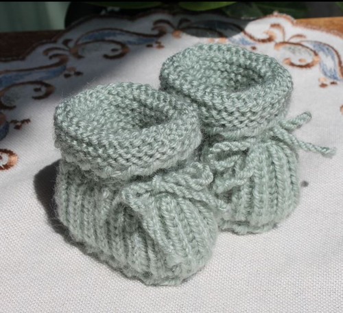 Babyschuhe gestrickt grün