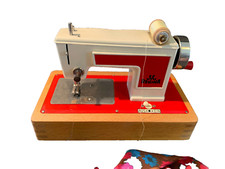 "Regina Modell 900" - Kindernähmaschine, ca.70er Jahre, sehr gut erhalten + OVP