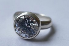 Ring großer Zirkonia