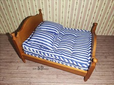 Bett mit Matratze und 2 Kissen