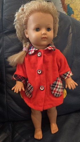 Spielpuppe blond gewellt