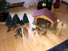 Ostheimer Krippenstall mit Bodenplatte und 26 Figuren, sehr guter Zustand
