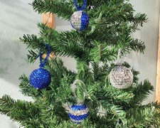 Bastelset - Vier Styropor-Kugeln mit Pailletten blau/silber - Christbaumkugeln