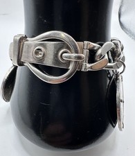 Armband mit alten Münzen aus