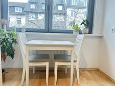 weißer Ikea Tisch mit zwei