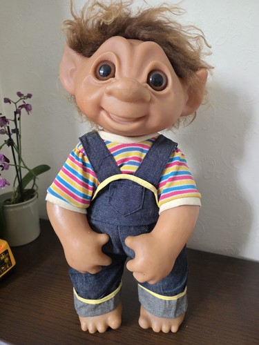 Großer oldtimer damm - damm, troll